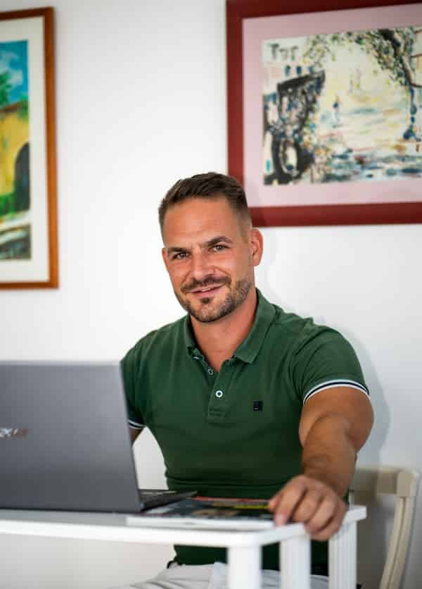 Viktor Pásztor SEO-szabadúszó távmunkában, laptopnál
