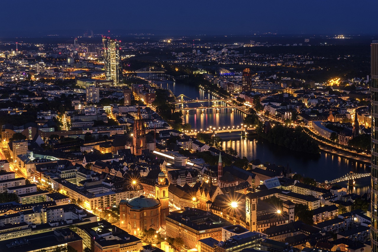 Frankfurter Skyline bei Nacht als Sinnbild für diskrete Sichtbarkeit trotz Werbeverbot