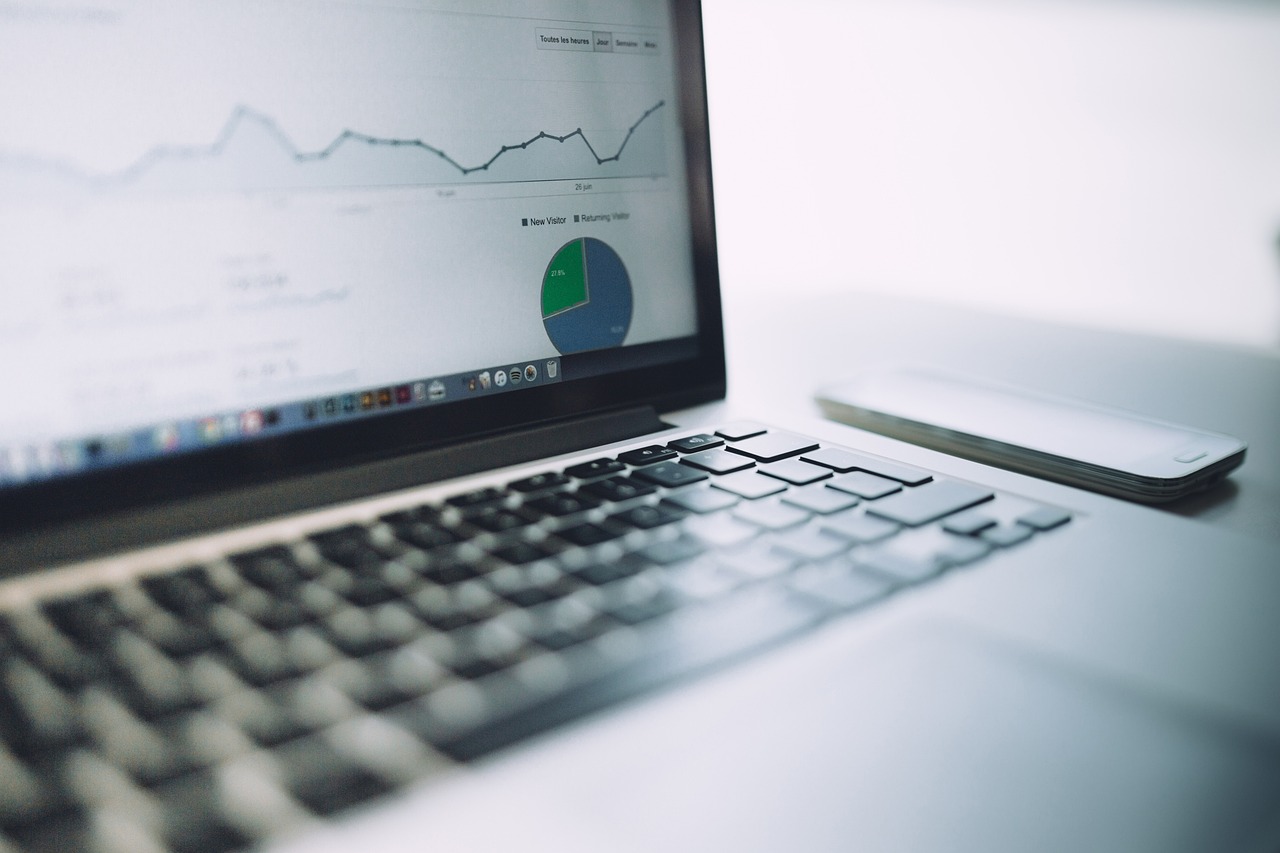 Laptop zeigt SEO-Analysedaten und Traffic-Charts