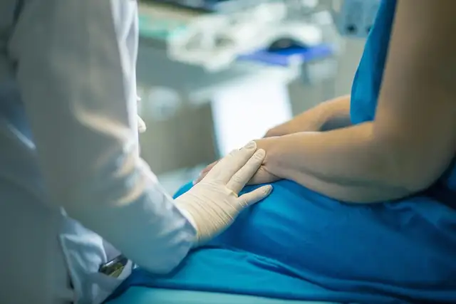 Arzt im Gespräch mit einer Patientin während einer medizinischen Beratung in der Klinik